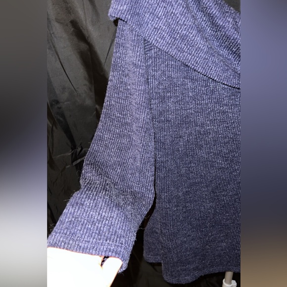 Elegant Navy Blue Women's Sweater - Picture 3 of 6